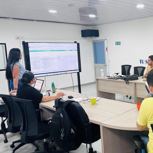 Capacitación presencial en sala de juntas